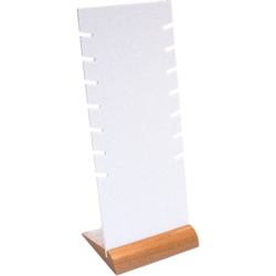 Display für 7 Ketten mit Sockel aus Buche-Massivholz mit weißer Polystyrolplatte mit 7 schrägen Nutfräsungen an beiden Längsseiten