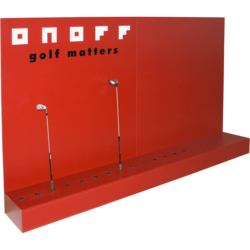 Displaywand für ONOFF Golf-Equipment aus roten Dekorplatten