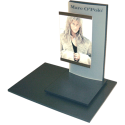 Schaufenster-Display Marc O'Polo aus lackiertem Grufo-MDF mit Rückwand aus satiniertem Acrylglas und Plakathalter aus klarem Acrylglas