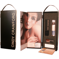 aufklappbarer Koffer mit Falteinlage und Schaumstoffeinsatz zur Präsentation von Parfüm der Marke 'CINDY CRAWFORD'