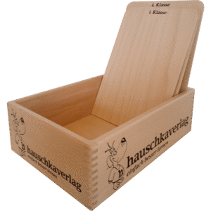 Holzkasten mit Trennbrettern